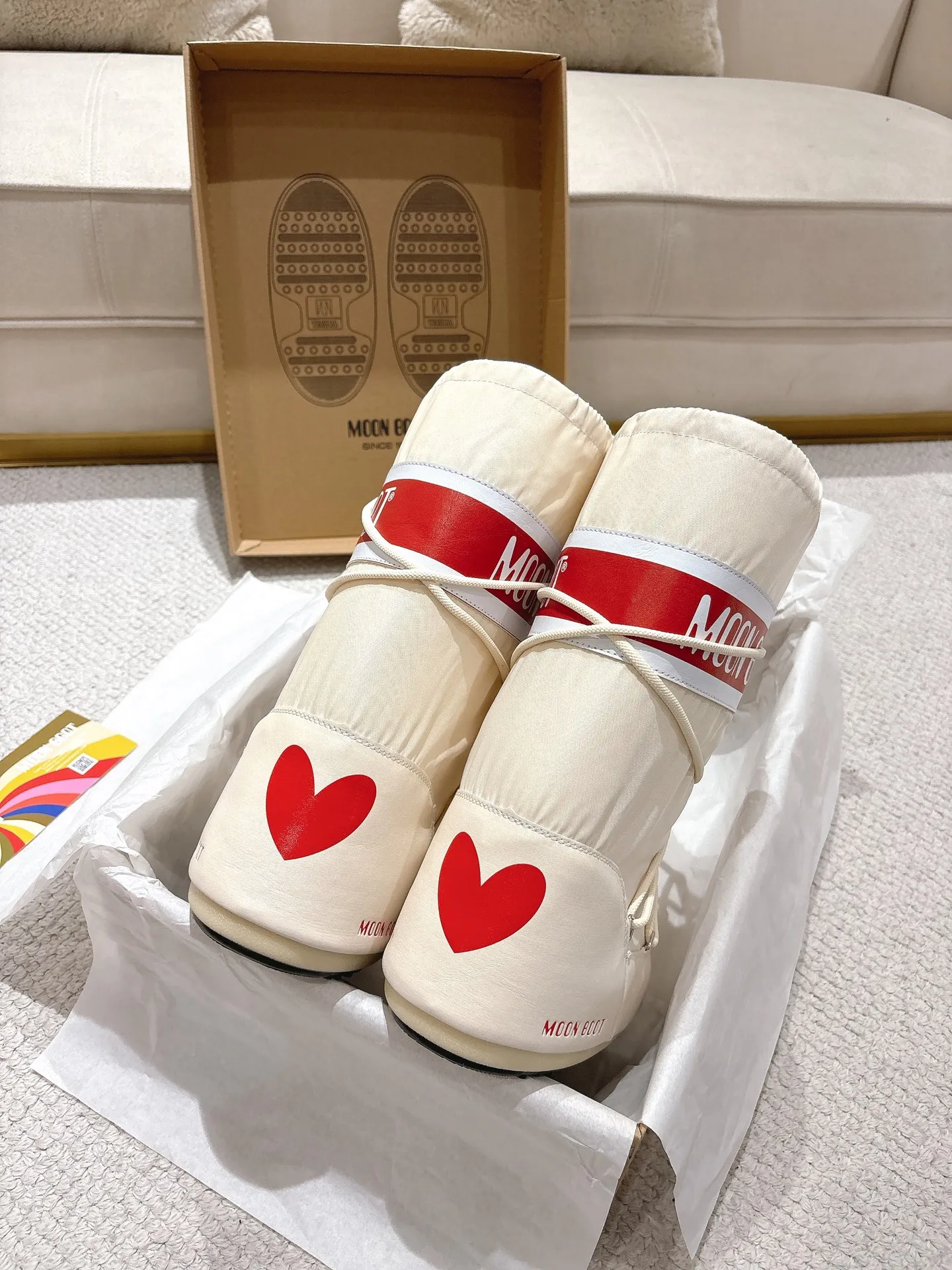 p700 long love style: ❤️ Moon Boot2025 vs autumn and winter popular snow boots series... [Ugly Moon Snow Boots] Forget UGG, fashionable people are wearing Moon Boot snow boots. If you find it difficult to accept the revival of UGG, then there is now a more alternative snow boot that is back, with an inner diameter of 4 cm. That is the Moon Boot. It was already very popular in the millennium. Back then, Paris Hilton and Victoria Beckham Celebrities often wear it, and now the Y2K trend is popular again. The same style is worn by young people in QQ shows, and the ugly snow boots that are shown in thousands of people have become popular again, regardless of men and women. They look slim but warm and easy to wear... ❶Fabric: Original custom/cowhide/woven wool/high mercerized waterproof cloth ❷Inner: original 100% silk cotton liner ❸foot: original 100% silk cotton liner ❹ Outsole: Original molded two-color non-slip outsole ❺ Sole thickness: 4cm (including **) ❻ Code number: 35/38; 39/41; ❼ Packaging: Original full set of packaging ☀ Color: Official website updated simultaneously